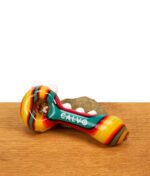 Draufsicht auf die B1 Calvo Screen Spoon Pipe zur Veranschaulichung des fest eingebauten Glassiebs im Bowl-Bereich und des farbenfrohen Designs.
