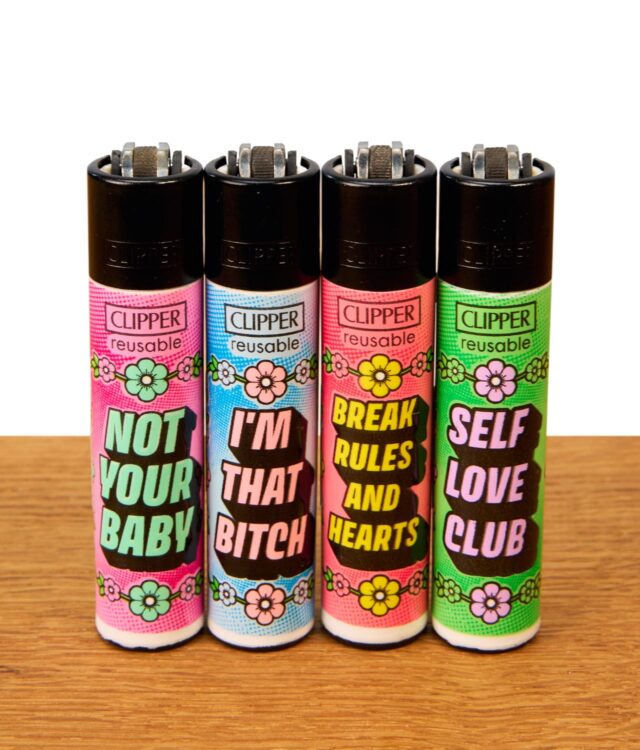 Die vollständige 4er-Serie der Clipper Feuerzeuge Girly Slogan #3 mit den Motiven „Not your Baby“, „I'm that Bitch“, „Break Rules and Hearts“ und „Self Love Club“ in knalligen Farben.