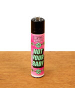 Rosa Clipper Feuerzeug aus der Kollektion Girly Slogan #3 mit dem Motiv „NOT YOUR BABY“ in mintgrüner Schrift und Retro-Punktmuster.