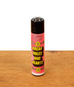 Sammler-Clipper der Girly Slogan #3 Serie mit dem gelben Schriftzug „BREAK RULES AND HEARTS“ auf pinkfarbenem Hintergrund mit floralem Dekor.