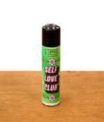 Grünes Clipper Feuerzeug Girly Slogan #3 mit der Aufschrift „SELF LOVE CLUB“ in rosa Lettern, ideal als wiederbefüllbares Sammlerstück.
