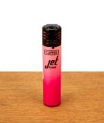 Ein pinkes Clipper Jet Flame Sturmfeuerzeug mit einem auffälligen metallischen Farbverlauf von zartem Rosa zu tiefem Magenta.