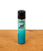 Ein einzelnes Clipper Jet Flame Metallic Gradient #10 in Blau mit einem eleganten metallischen Farbverlauf von hellem Türkis zu sattem Blau.