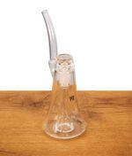 Frontale Aufnahme des MJ Arsenal Lumina Bubblers auf Holz, die das minimalistische Design und den direkten Weg des Rauchs durch das Wasserreservoir verdeutlicht