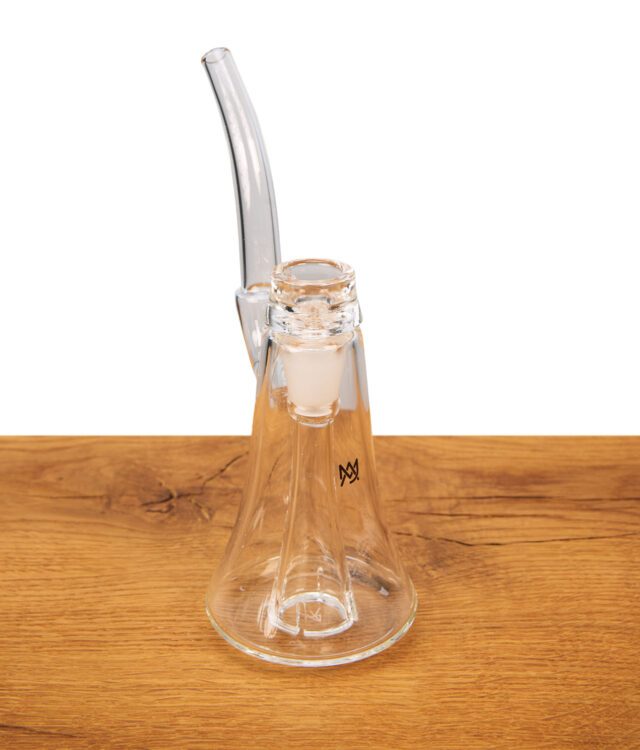 Frontale Aufnahme des MJ Arsenal Lumina Bubblers auf Holz, die das minimalistische Design und den direkten Weg des Rauchs durch das Wasserreservoir verdeutlicht