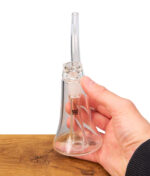Ein Nutzer hält den kompakten MJ Arsenal Lumina Bubbler in der Hand, um die handliche Größe und das ergonomische Design des Mini-Bubblers zu demonstrieren.