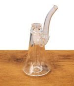 Rückansicht des MJ Arsenal Lumina Bubblers mit Blick auf das seitlich angesetzte, elegant geschwungene Mundstück und den stabilen Standfuß.