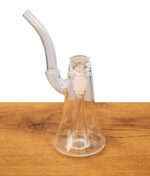 Seitenprofil des Lumina Bubblers von MJ Arsenal, das den inneren Perkolator und das dezente schwarze Logo-Branding auf dem Glaskörper zeigt.