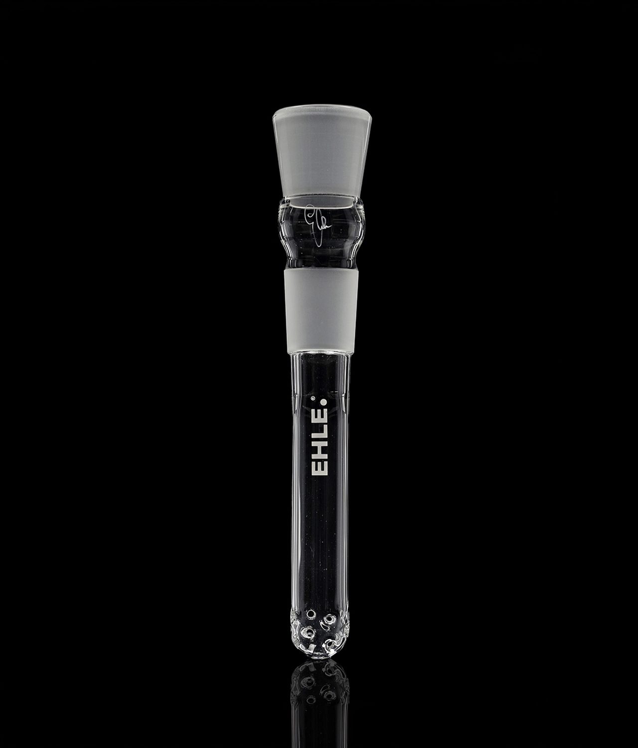 ehle-ns29-lochdiffusor-fuer-ehleminator-jpg EHLE NS29 Lochdiffusor frei auf schwarzem Hintergrund. Weißes EHLE Logo auf Korpus des Downstems für die EHLEMINATOR Bong