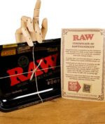 RAW Black Rolling Tray mit "Certificate of RAWthenticity" und einer hölzernen Handfigur, die darauf zeigt.