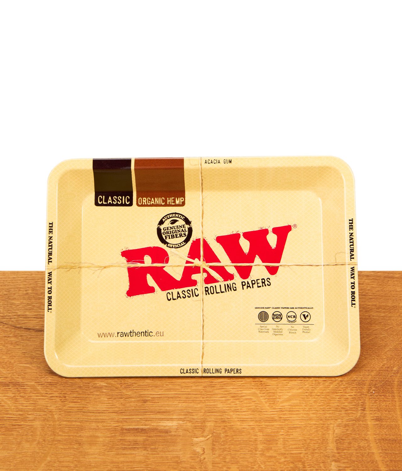raw-rolling-tray-mini-classic-jpg RAW Classic Mini Rolling Tray mit rotem RAW-Logo und typischer Naturpapier-Optik auf Holztisch.