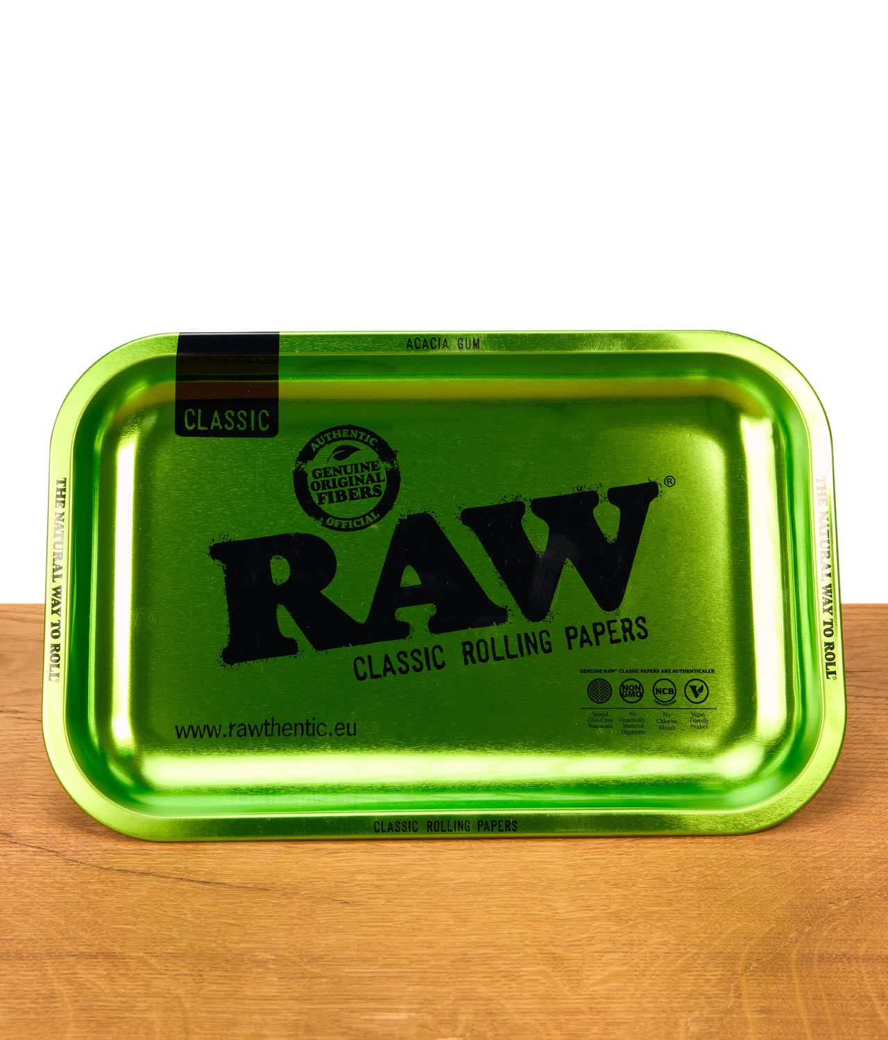 raw-emerald-roling-tray-jpg RAW Emerald Anniversary Rolling Tray in leuchtendem Grün mit schwarzem RAW-Logo und Jubiläumsaufdruck „20 Rawsome Years“ auf Holzuntergrund.