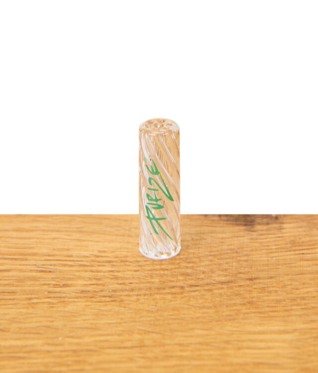 PURIZE Glasfilter mit grünem Logo stehend, detailreiche Nahaufnahme auf Holz.