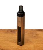 Silberner XMax V4 Pro Vaporizer stehend auf Holztisch. Kräutervaporizer mit glattem Metallgehäuse, schwarzem Bedienfeld und Glasmundstück.