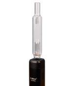 Aufgesetzter XMax V3 Pro Glass Bubbler. Nahaufnahme des schwarzen Vaporizers und des Glas-Wasserfilters mit innerem Perkolator.
