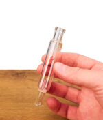 XMax V3 Pro Glass Bubbler in der Hand gehalten. Transparenter Borosilikatglas-Aufsatz mit integriertem Perkolator-Röhrchen.