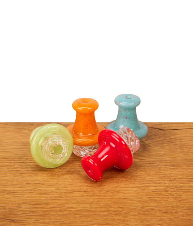 Kollektion der Black Leaf Carb Cap Spinner; eine liegende Kappe zeigt die spiralförmige Unterseite für den gewünschten Wirbel-Effekt im Banger.