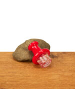 Ein roter Spinner Carb Cap von Black Leaf zeigt seine glänzende Oberfläche und die funktionale Struktur für kontrolliertes Dabbing.
