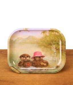 ZZZ's Rolling Tray Joint Hands Small Metall-Drehtablett mit einer verspielten Illustration von zwei entspannt im Wasser treibenden Ottern mit Joint und Pfeife.