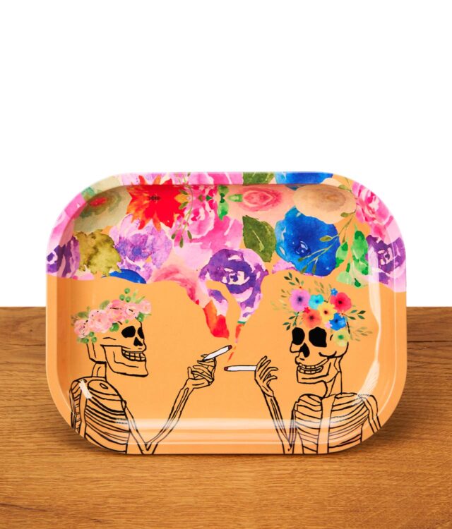 ZZZ's Rolling Tray Dead Flowers Mischunterlage aus Metall mit einem kontrastreichen Motiv aus zwei von bunten Blumen umgebenen Skeletten, die Joints rauchen.