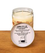 Blick auf die Innenseite des Deckels der Smoke Odor Duftkerze Creamy Vanilla mit dem praktischen Sicherheitshinweis „Candle Tip 4.20“ zur empfohlenen Restwachshöhe.