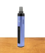 Der neue Very Peri V4 Pro Vaporizer von XMAX auf Holz stehend & freigestellt