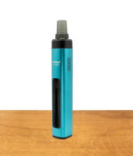 Der neue XMAX V4 Pro Vaporizer in Blue (Blau) auf Holz stehend. Türkis schimmernd und mit schwarzen Details.