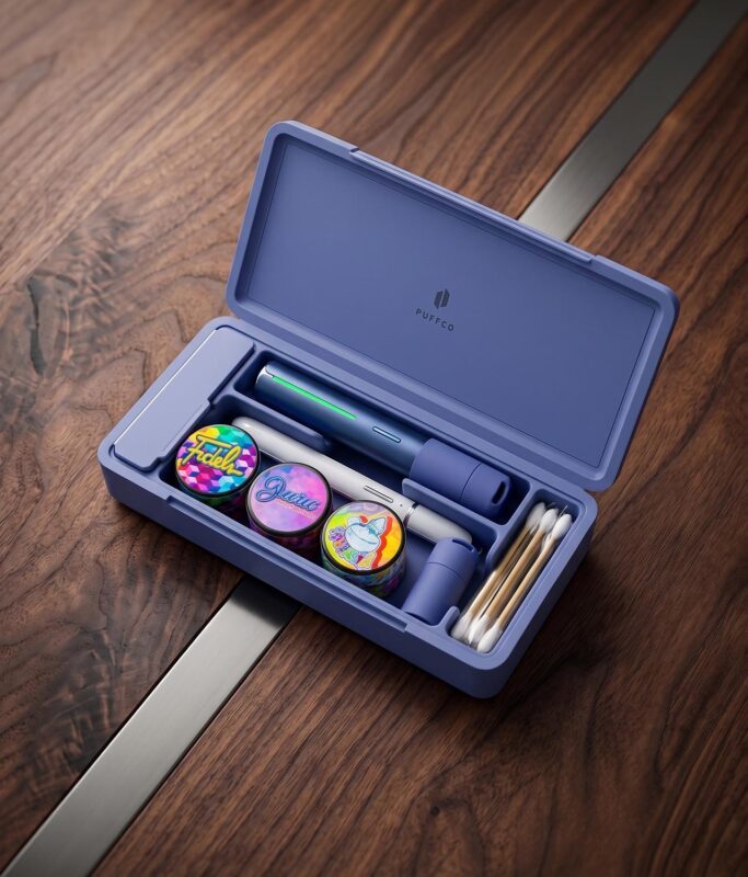 Saphirblaues Puffco Travel Case mit Pivot Vaporizer und Hot Knife zusammen als Bundle auf edlem Wallnuss Holz präsentiert.