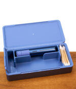 Das geöffnete Travel Case Sapphire Edition von Puffco, bestückt mit dem saphirblauen Puffco Pivot Pen Vaporizer im maßgeschneiderten, schützenden Inlay.
