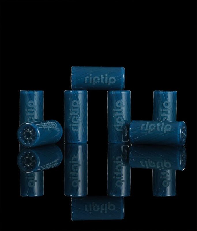 Sieben RipTip Twilight Glasfilter in dunklem blau mit geätztem Logo auf schwarzem Hintergrund präsentiert.