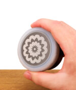 Nahaufnahme eines Flower Mill Grinders in der Hand, der mit dem rutschfesten Mill Grip für Flower Mill Grinder ausgestattet ist, um die ergonomische Handhabung zu verdeutlichen.