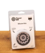 Die offizielle Blisterverpackung des Flower Mill Silikon Grip in der transparenten Ausführung ("Clear") für die großen 2,5-Zoll-Kräutermühlen.