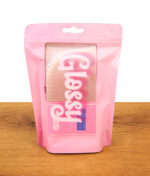 Die rosa Glossy Genetics Digitalwaage 0,01-500g verpackt in einem matten, rosafarbenen Standbodenbeutel mit praktischem Sichtfenster und Eurolochung.