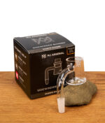 Der MJ Arsenal Sidewinder Banger in der Premium-Ausführung ("Full Weld") steht aufrecht vor seiner schwarzen MJA-Originalbox auf einem hölzernen Untergrund.