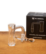 Der NS10 MJ Arsenal Hourglass Banger steht vor der schwarzen Originalverpackung. Dabei liegt die Carb Cap aus Glas und zwei Terp Perlen befinden sich im Banger,