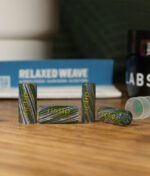 RipTip Greens Keeper Glasfilter Lifestyle – verschiedene Durchmesser auf Holztisch mit Rolling Papers und Schutztubus