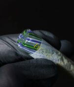 RipTip Greens Keeper Glasfilter eingesetzt in Joint – Nahaufnahme zeigt Filter als Mundstück, Innenstruktur sichtbar