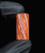 RipTip Honeysuckle Glasfilter Nahaufnahme – kräftiges Orange-Weiß-Streifenmuster mit rip:tip-Logo, in Handschuh gehalten