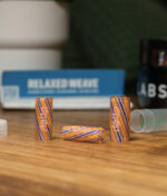 RipTip Sunday Driver Glasfilter Lifestyle – orange-violette Glasfilter verschiedener Größen auf Holztisch mit Headshop-Zubehör