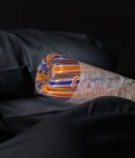 RipTip Sunday Driver Glasfilter Öffnung am Joint – Blick auf Filterende zeigt orange-violette Glasstruktur und Innenkanal
