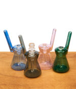 GRAV Pocket Bubbler Hourglass in allen vier Farben – Light Cobalt, Smoke, Pink und Lake Green nebeneinander