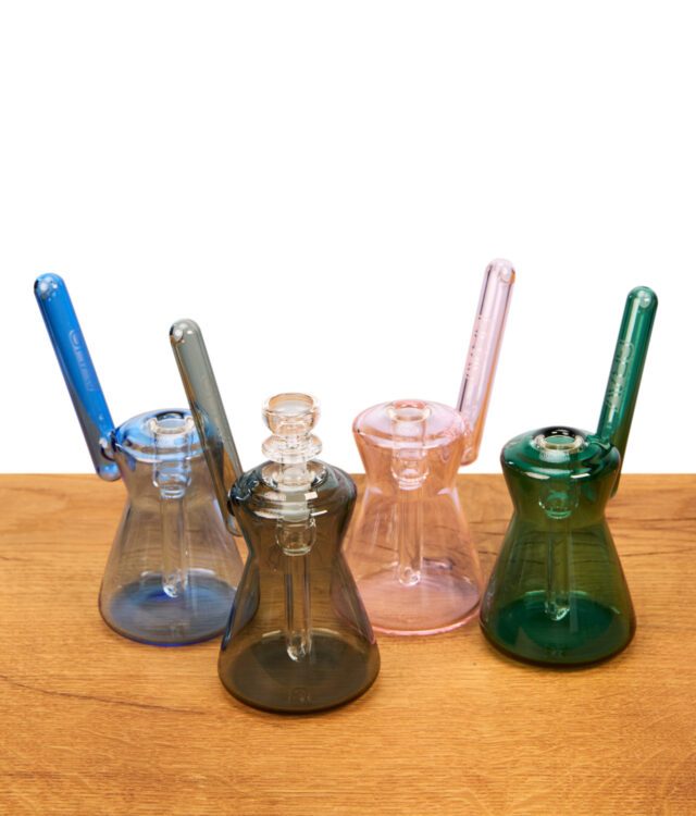 GRAV Pocket Bubbler Hourglass in allen vier Farben – Light Cobalt, Smoke, Pink und Lake Green nebeneinander