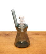 GRAV Pocket Rig Hourglass Smoke – rauchgrauer Glas-Bubbler mit eingesetztem 10mm Cup Bowl in Frontansicht