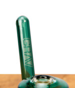 GRAV Pocket Rig Lake Green Detailansicht – sandgestrahltes GRAV-Logo auf dem grünen Borosilikat-Mundstück