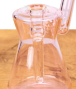 GRAV Pocket Rig Pink Makroansicht – typische Hourglass-Taille und langer Glas-Downstem aus Borosilikat im Detail