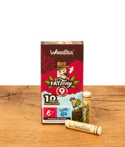 Weedlez 'Fat Tony' 9mm Aktivkohlefilter 10er Pack – Faltschachtel mit zwei Einzelfiltern auf Holzuntergrund