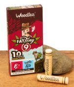 Weedlez Fat Tony Filter 9mm Produktbild – 10er Pack Verpackung mit zwei Einzelfiltern und Stein-Prop auf Holz