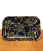 Glänzendes Fire Flow Rolling Tray Space Weed aus Metall. Schwarze Drehunterlage mit neongrünen Hanfblättern und Sternen-Muster.