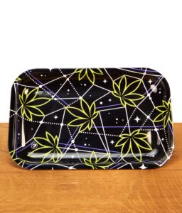 Glänzendes Fire Flow Rolling Tray Space Weed aus Metall. Schwarze Drehunterlage mit neongrünen Hanfblättern und Sternen-Muster.