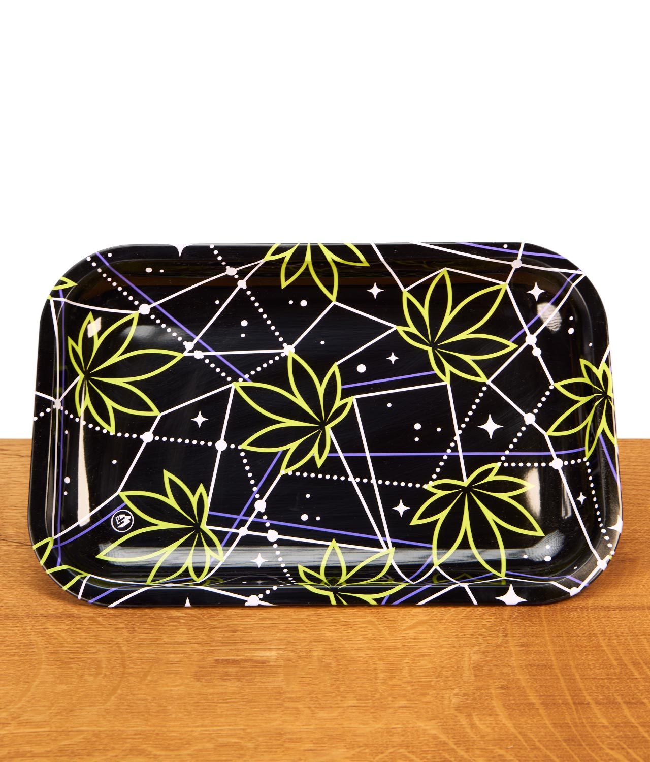 fire-flow-rolling-tray-space-weed-jpg Glänzendes Fire Flow Rolling Tray Space Weed aus Metall. Schwarze Drehunterlage mit neongrünen Hanfblättern und Sternen-Muster.